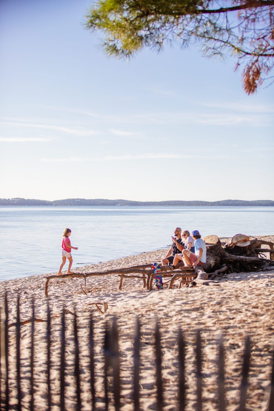 Famille sur le site naturel des Quinconces