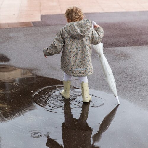 Enfant sous la pluie - Andernos Tourisme - Tilt and Pan